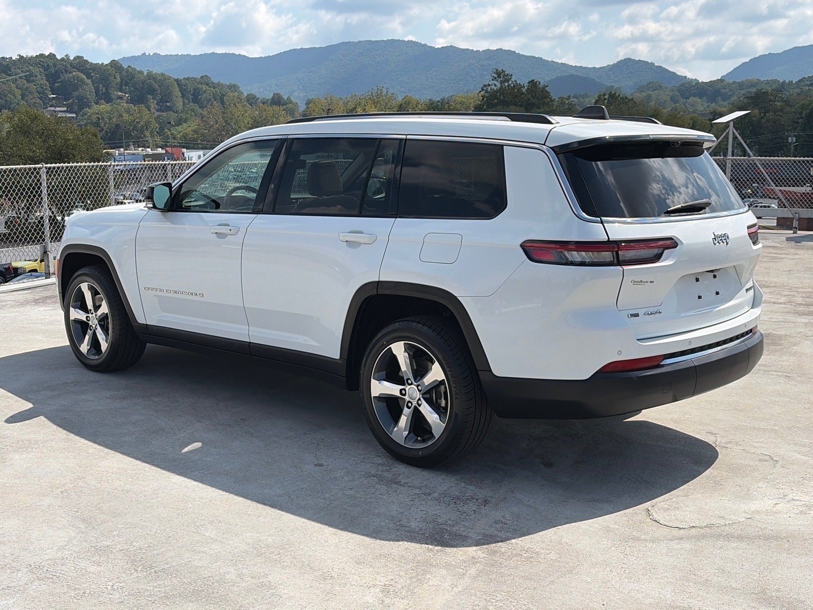 Used 2021 Jeep Grand Cherokee L Limited w/ Luxury Tech Group II AWD/4WD image 4