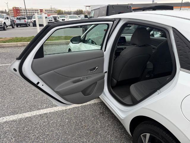 Used 2025 Hyundai Elantra SEL image 12
