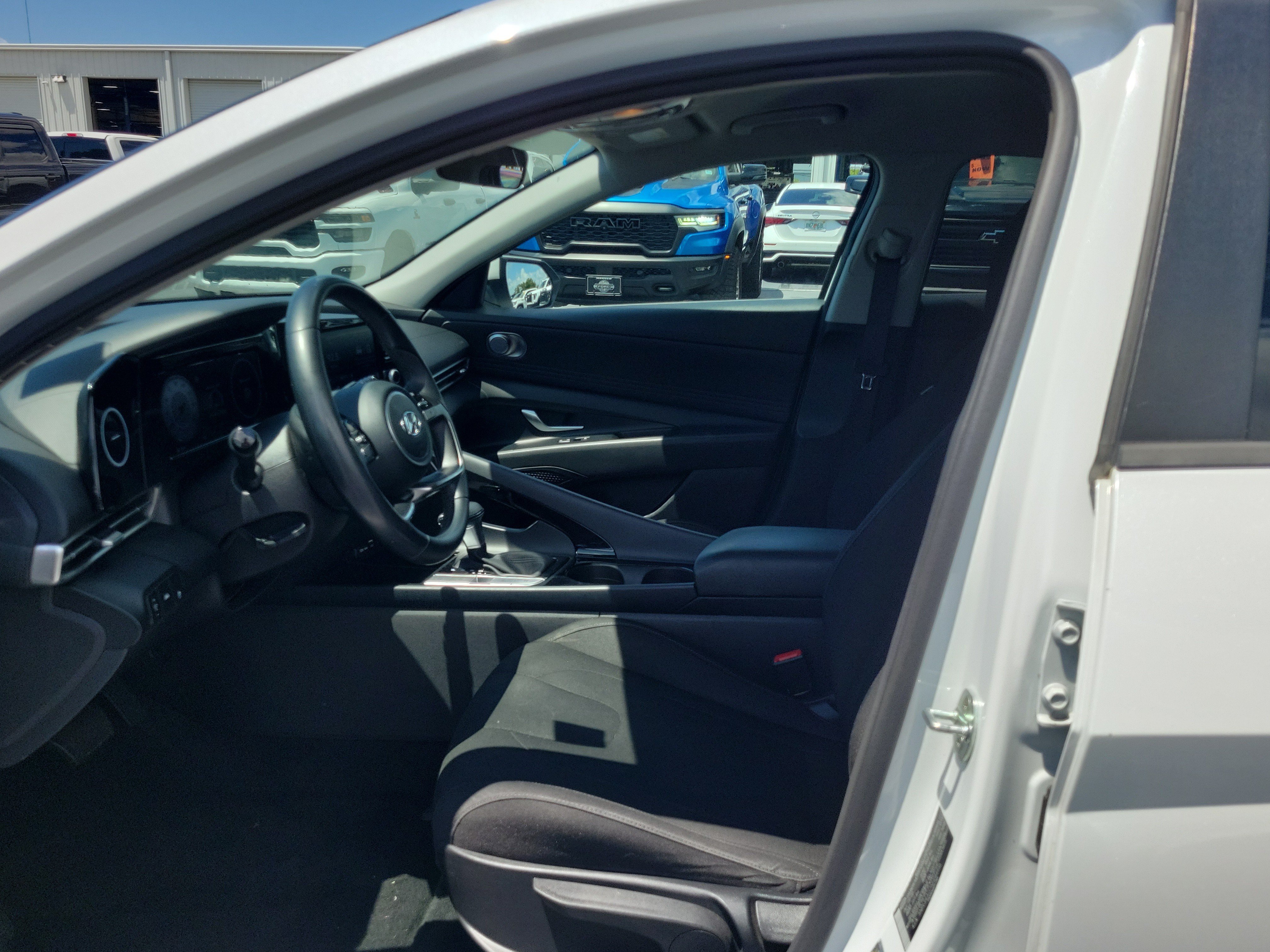 Used 2022 Hyundai Elantra SEL w/ Convenience Package FWD image 19