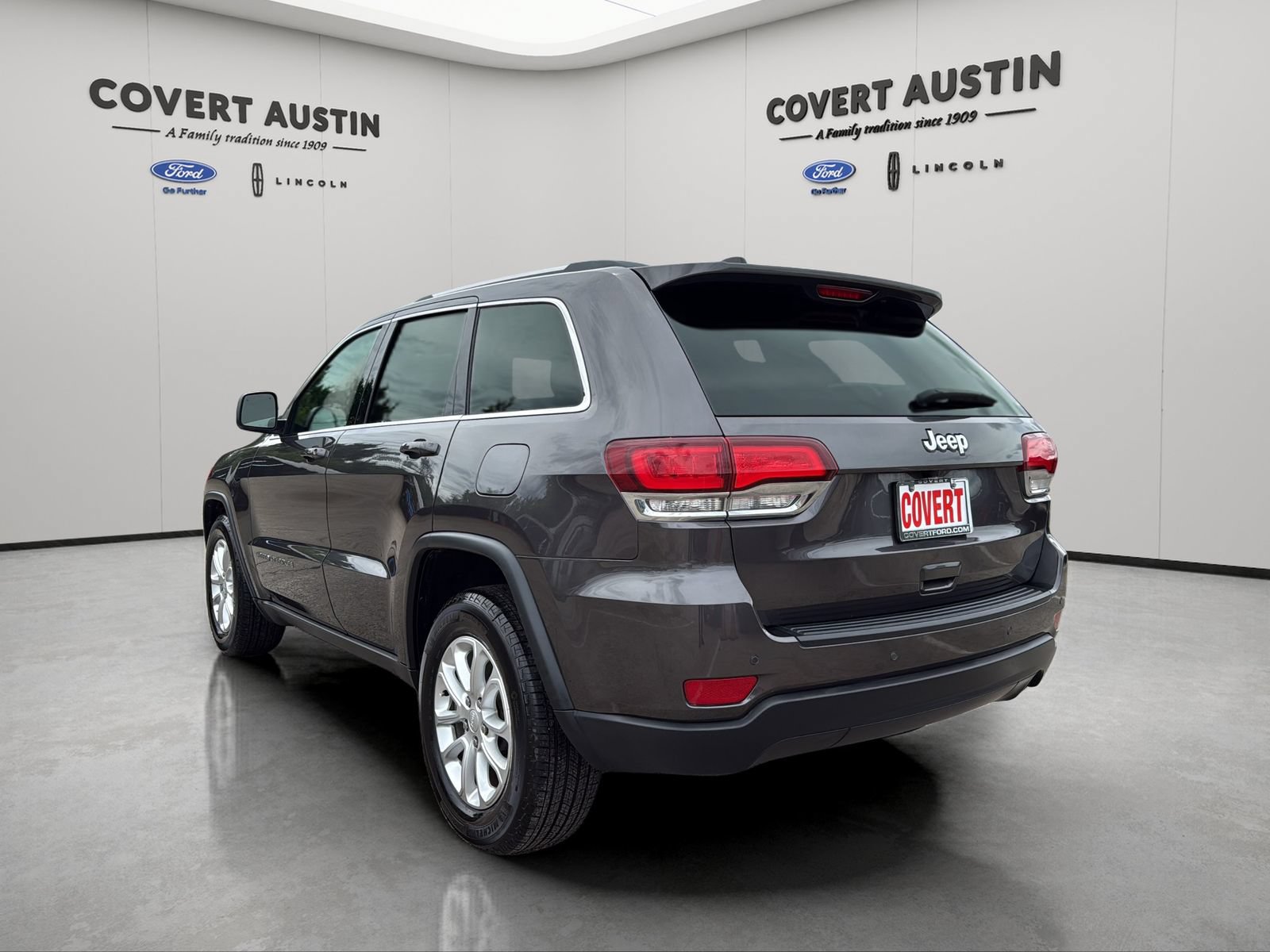 Used 2021 Jeep Grand Cherokee Laredo RWD image 3