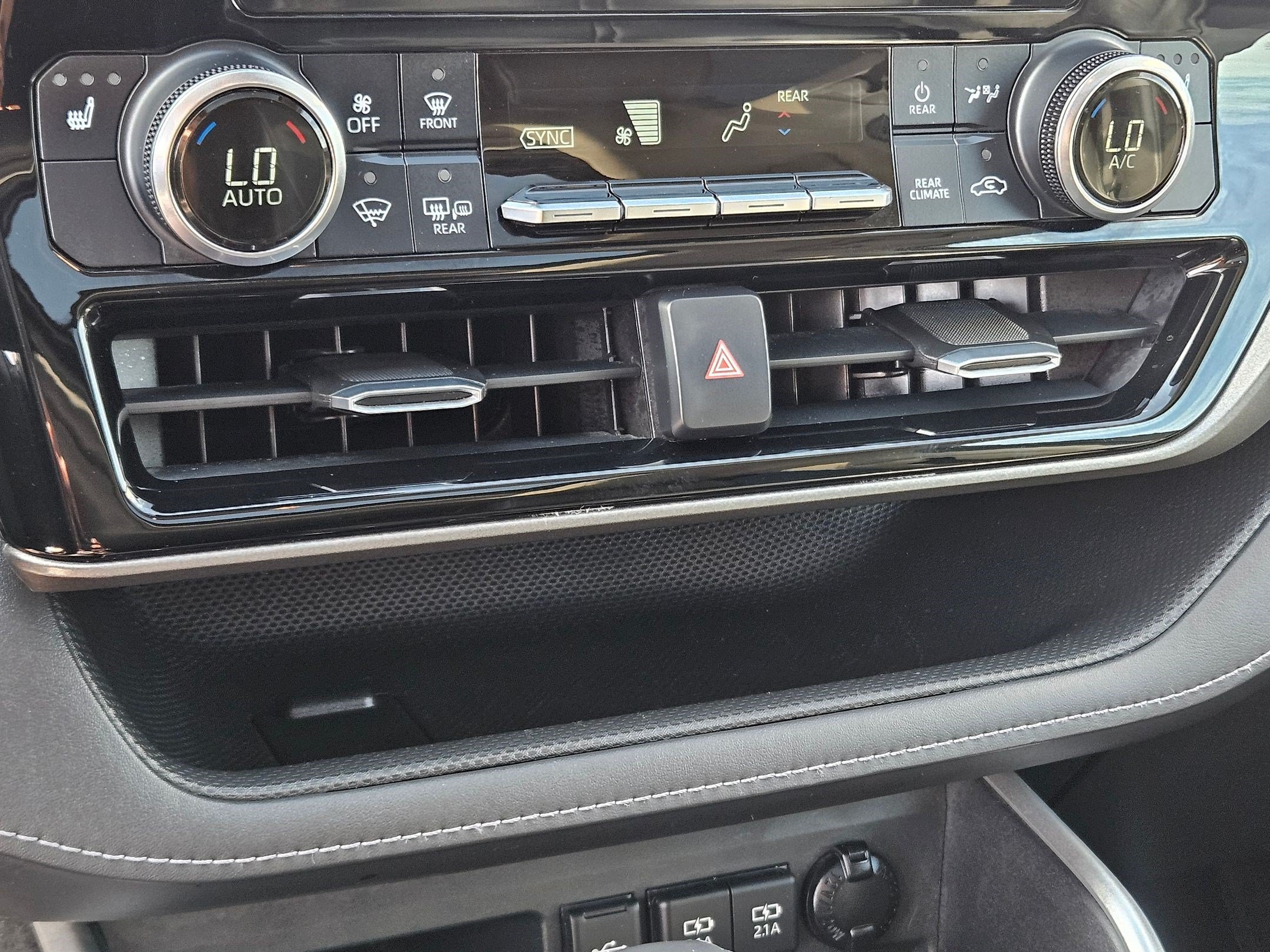 Used 2020 Toyota Highlander XLE AWD/4WD image 37