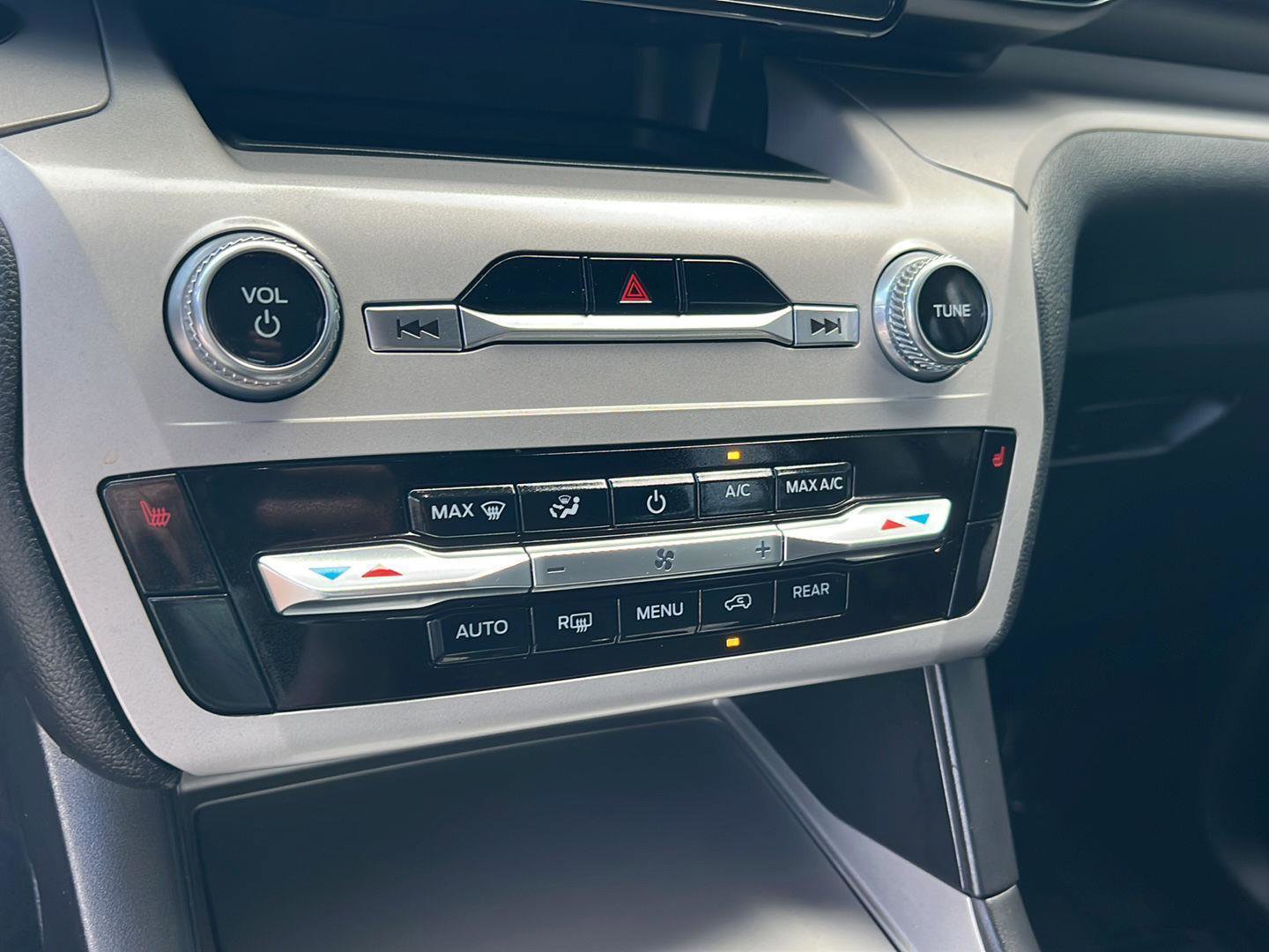 Certified 2024 Ford Explorer XLT image 28