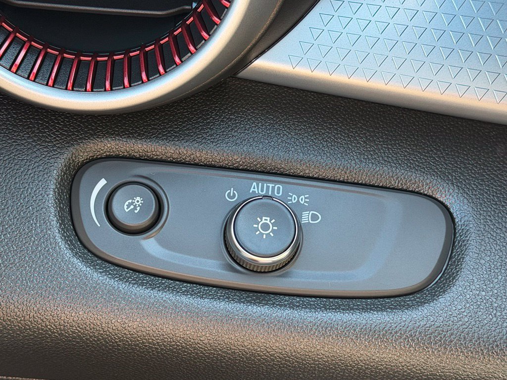 Used 2025 Chevrolet Trax RS FWD image 35