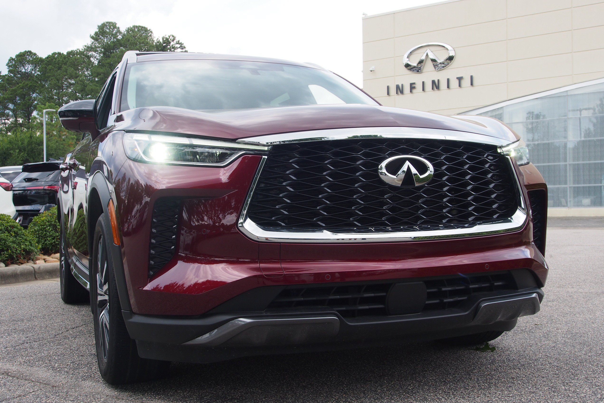 Used 2023 INFINITI QX60 Sensory w/ Cargo Package AWD/4WD image 2