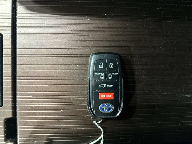 Used 2022 Toyota Sienna XLE FWD image 33