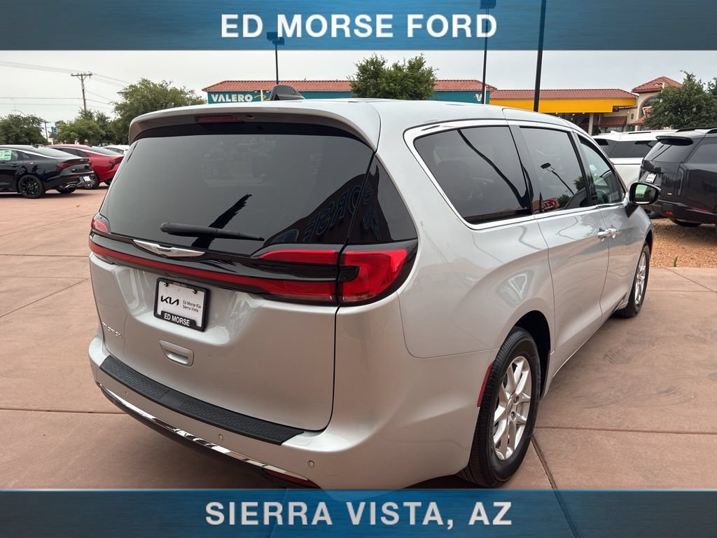 Used 2024 Chrysler Pacifica Touring-L FWD image 9