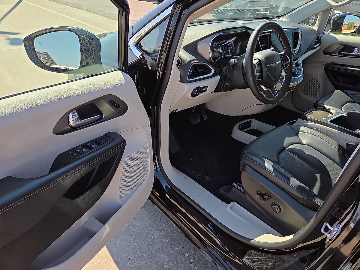 Used 2024 Chrysler Pacifica Touring-L FWD image 20