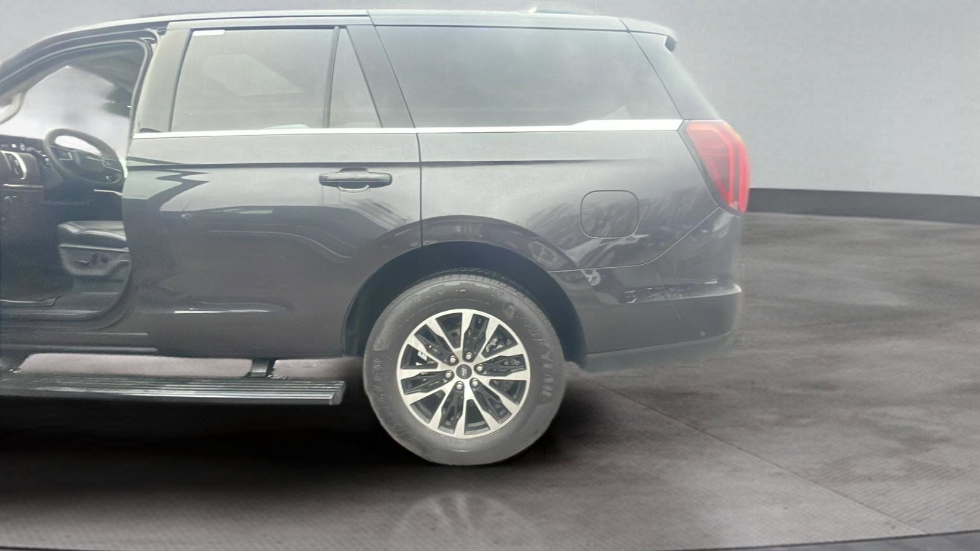 Certified 2025 Ford Expedition Platinum AWD/4WD image 25