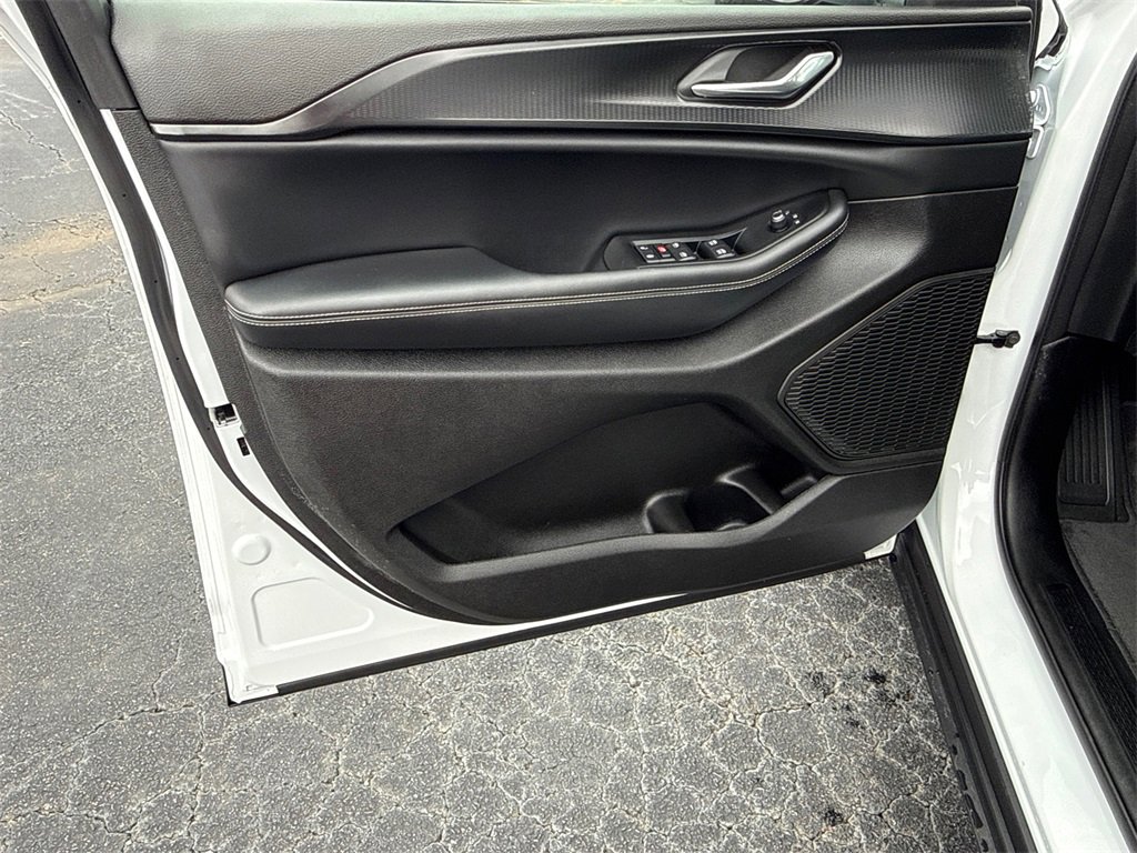 Used 2025 Jeep Grand Cherokee L Altitude image 10