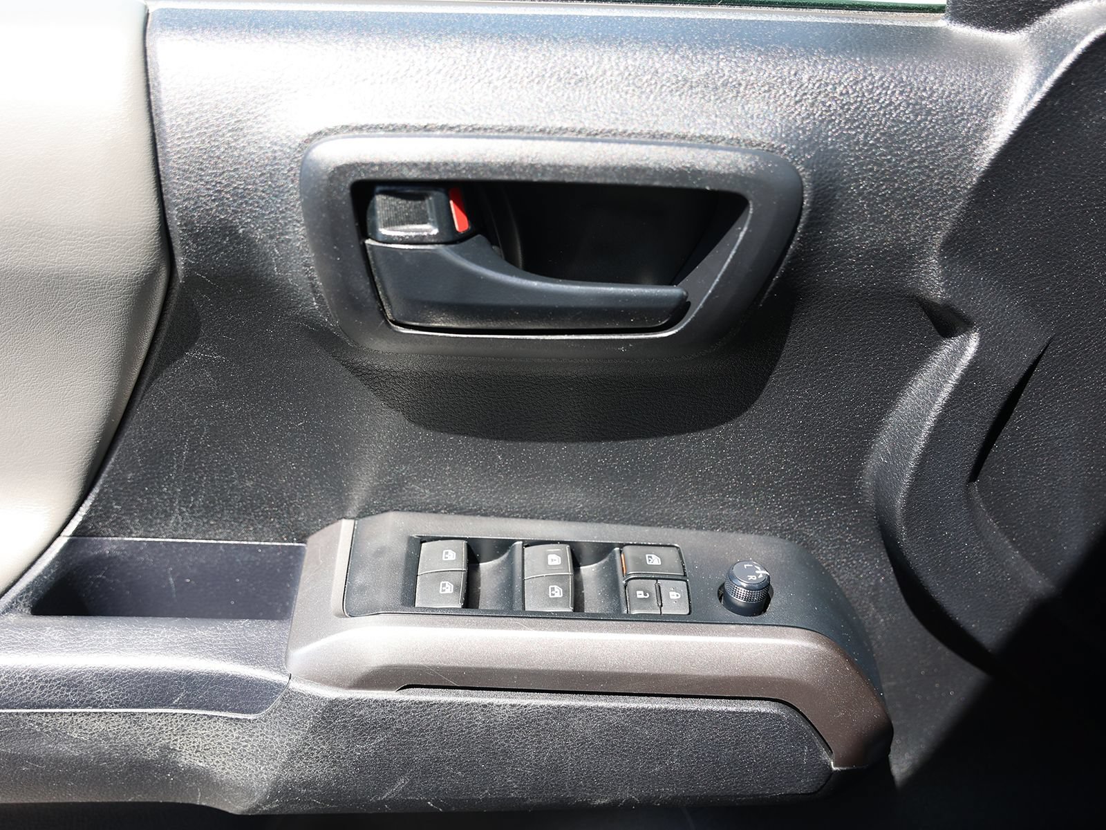 Used 2021 Toyota Tacoma SR5 AWD/4WD image 39