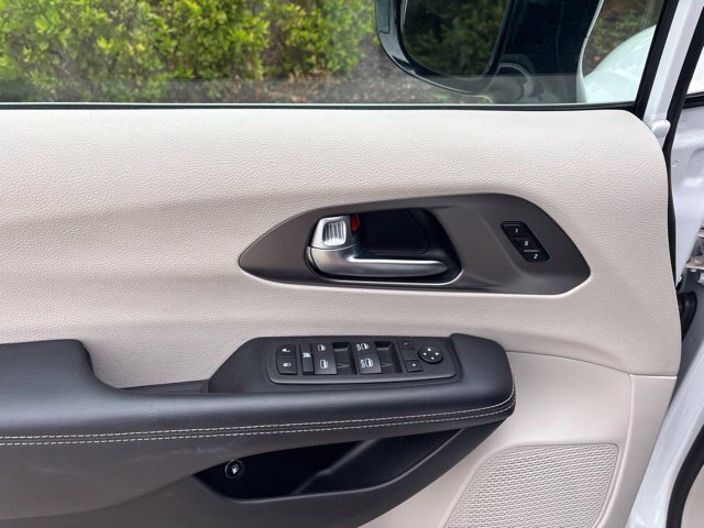 Used 2024 Chrysler Pacifica Limited FWD image 14