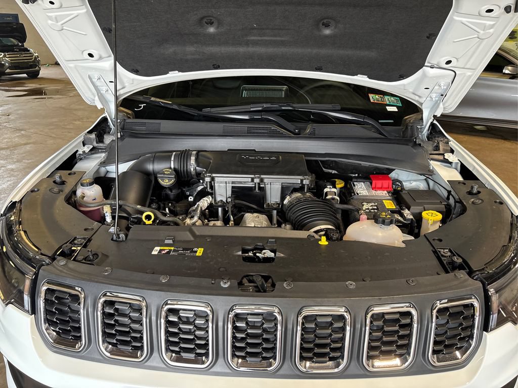 Used 2025 Jeep Compass Latitude AWD/4WD image 16