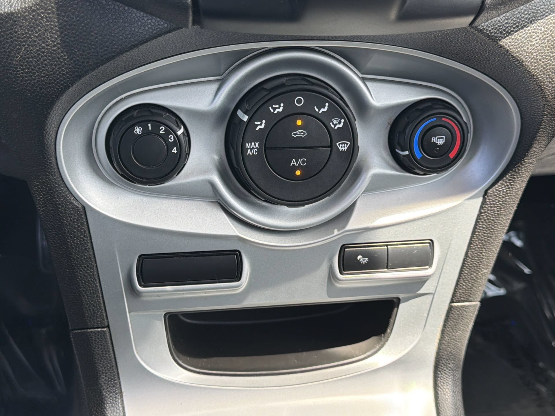 Certified 2018 Ford Fiesta SE FWD image 5
