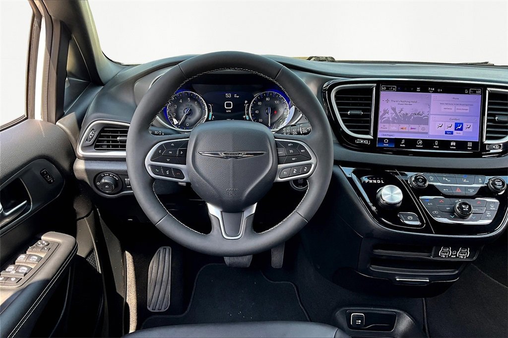 Used 2025 Chrysler Pacifica Select image 7