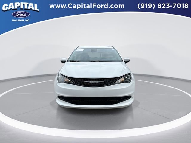 Used 2023 Chrysler Voyager LX FWD image 3