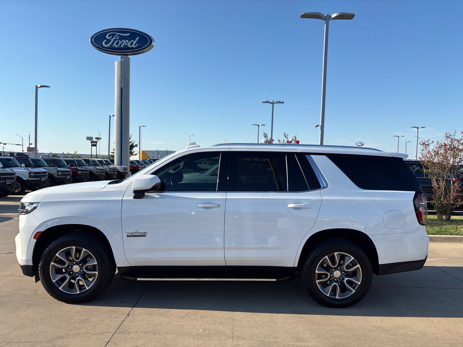 Used 2022 Chevrolet Tahoe LT w/ Luxury Package RWD image 2