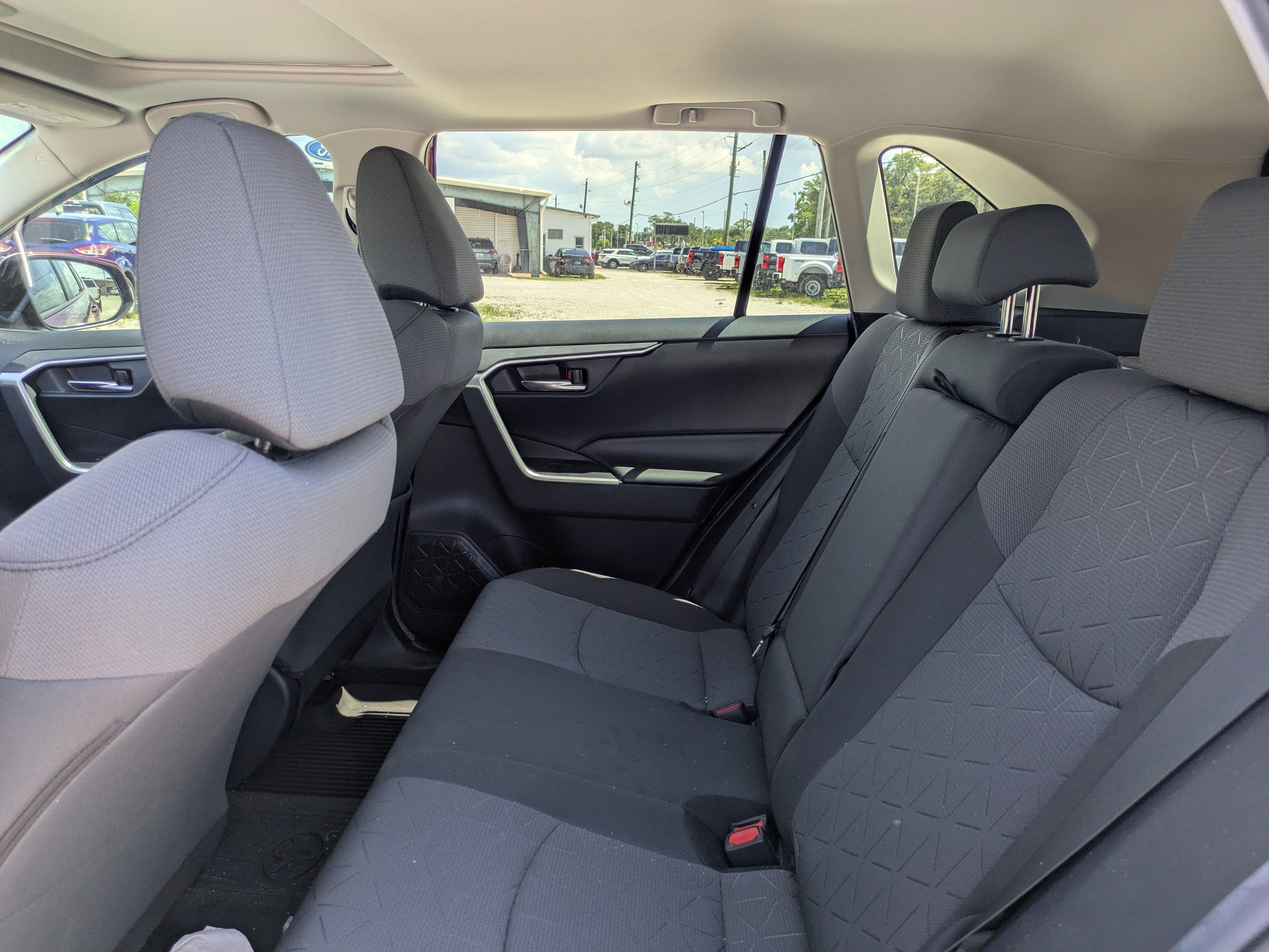 Used 2020 Toyota RAV4 XLE w/ Convenience Package FWD image 13