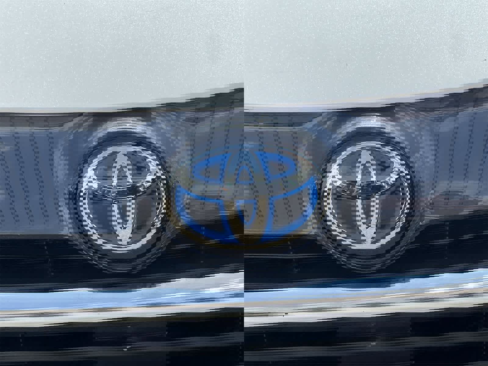 Used 2021 Toyota Venza LE image 12