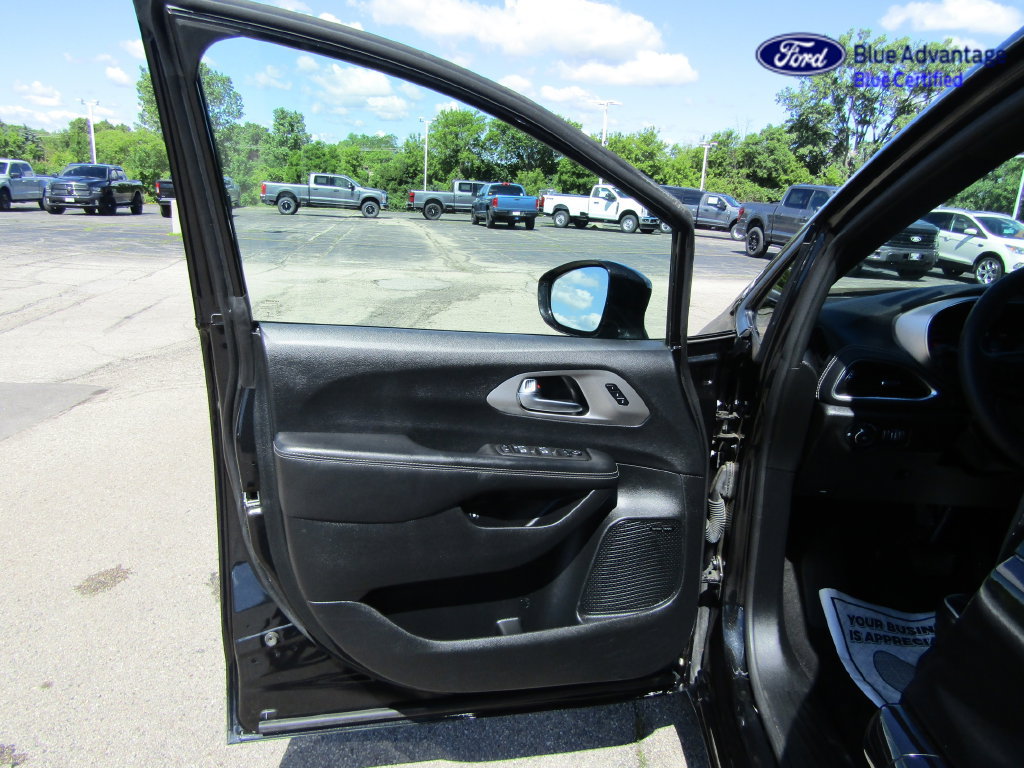 Used 2022 Chrysler Pacifica Limited w/ Uconnect Theater Family Group FWD image 29