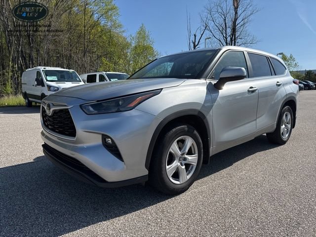 Used 2023 Toyota Highlander LE FWD image 3