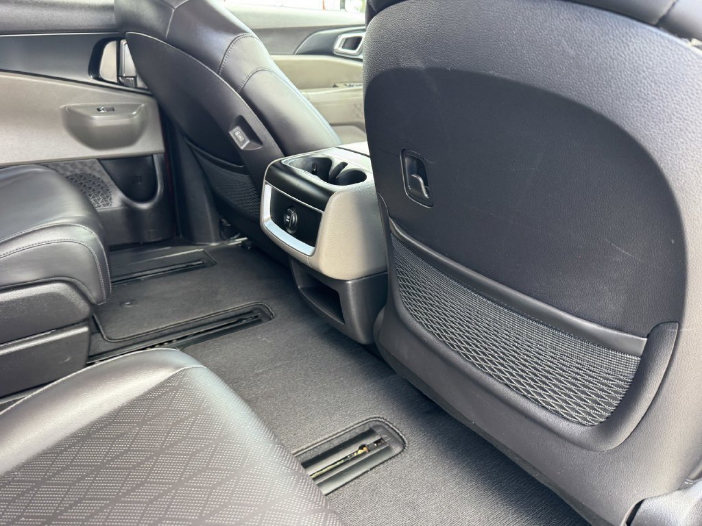 Used 2025 Kia Carnival FWD image 11