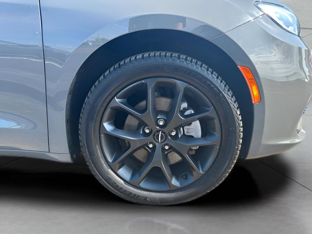 Used 2023 Chrysler Pacifica Touring-L w/ S Appearance Package AWD/4WD image 25