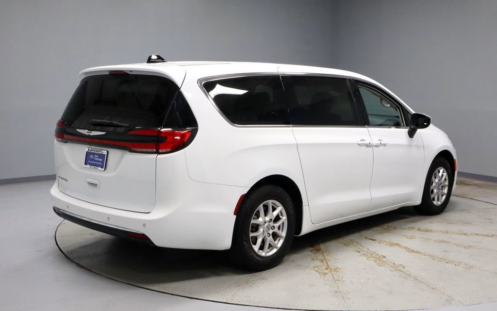 Used 2023 Chrysler Pacifica Touring-L image 5