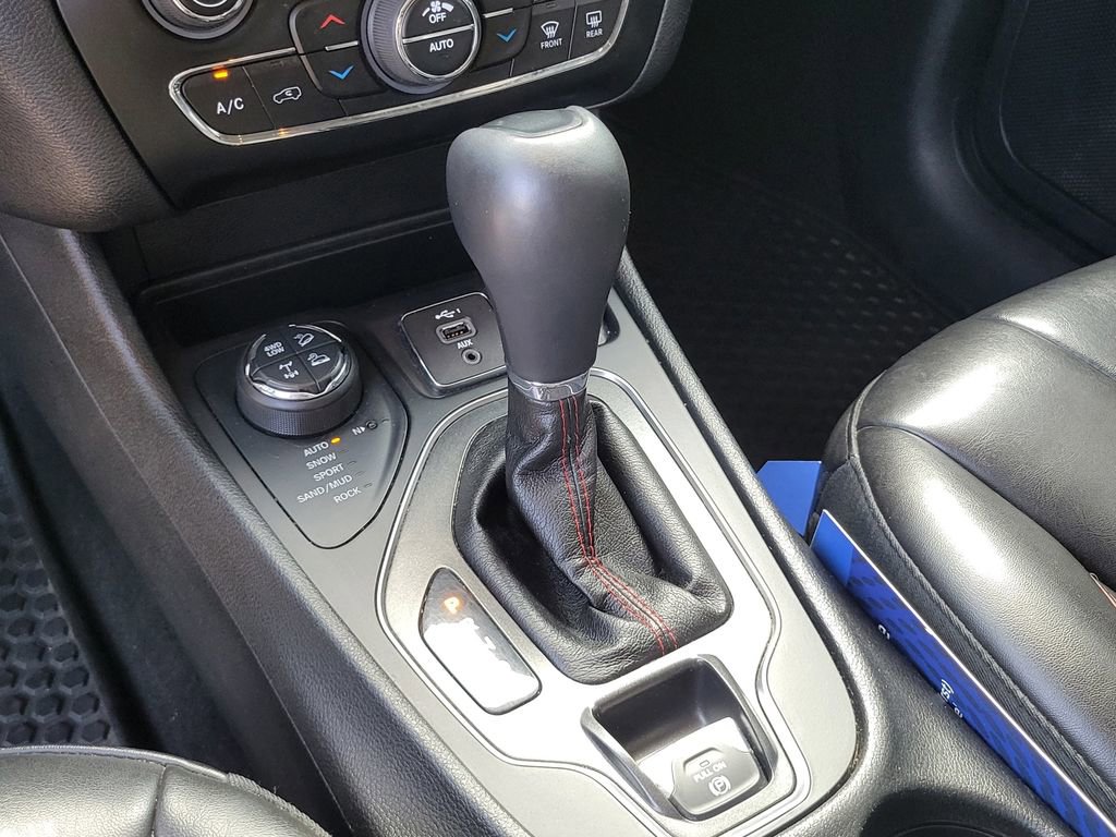 Used 2019 Jeep Cherokee Trailhawk image 30