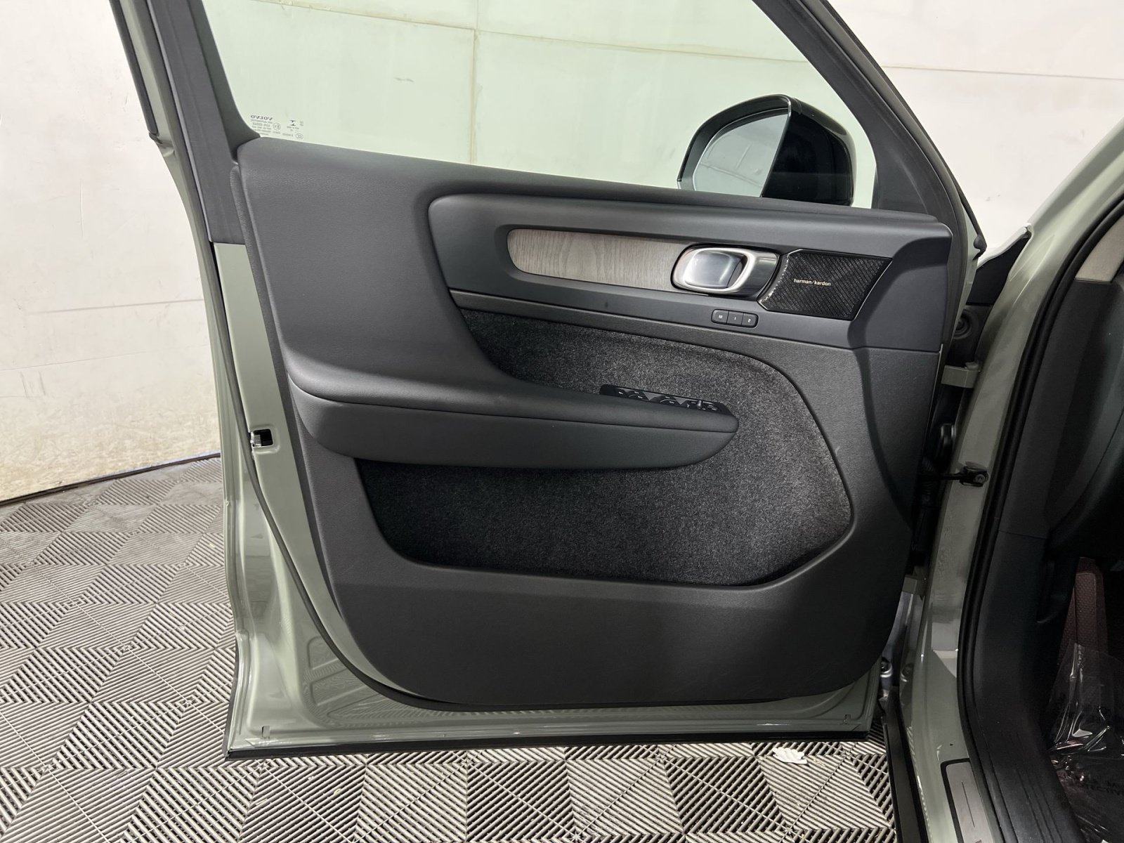 Used 2023 Volvo XC40 B4 Ultimate w/ Climate Package FWD image 14