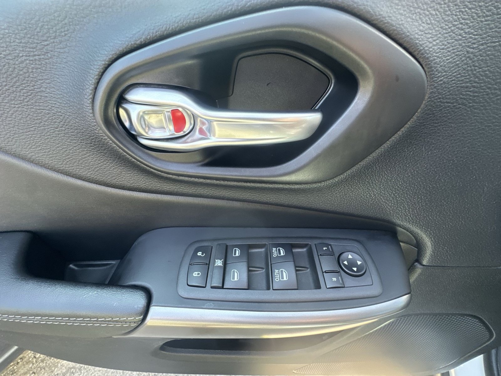 Used 2022 Jeep Cherokee Latitude Lux AWD/4WD image 23