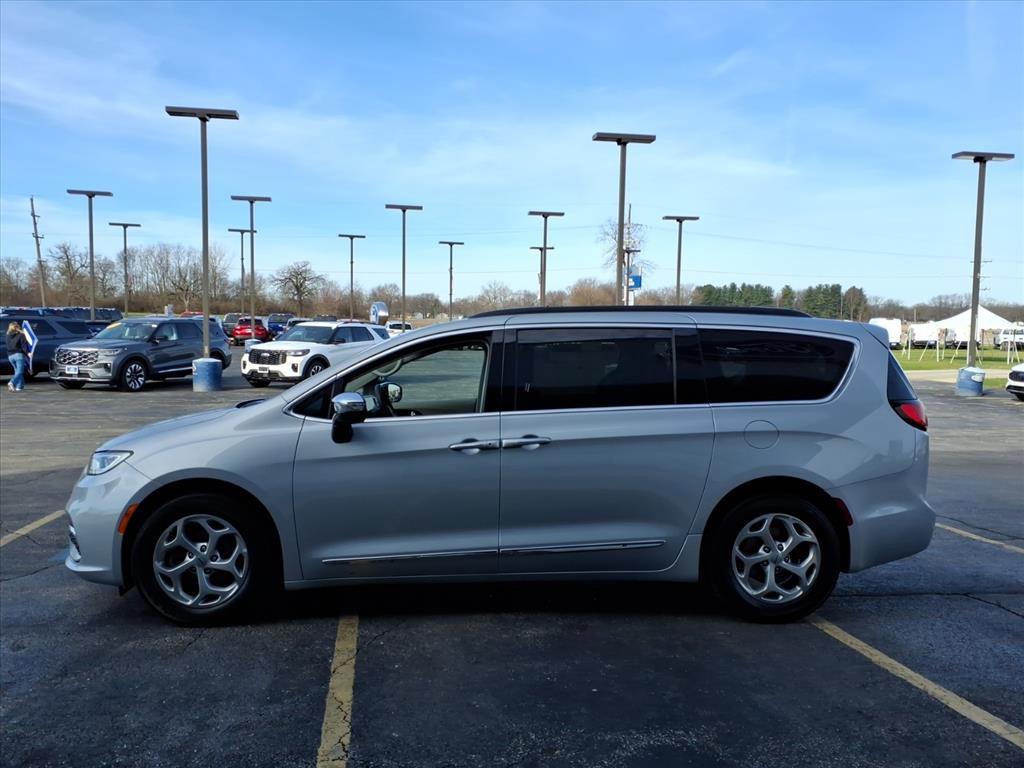 Used 2023 Chrysler Pacifica Limited FWD image 6