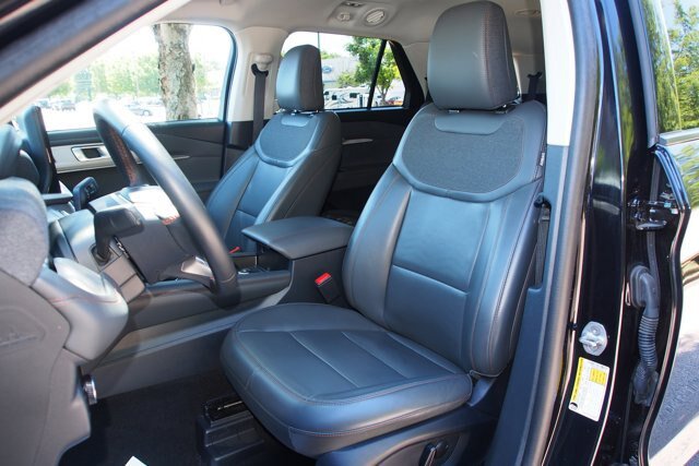 Certified 2025 Ford Explorer Active w/ Active Comfort Package AWD/4WD image 17