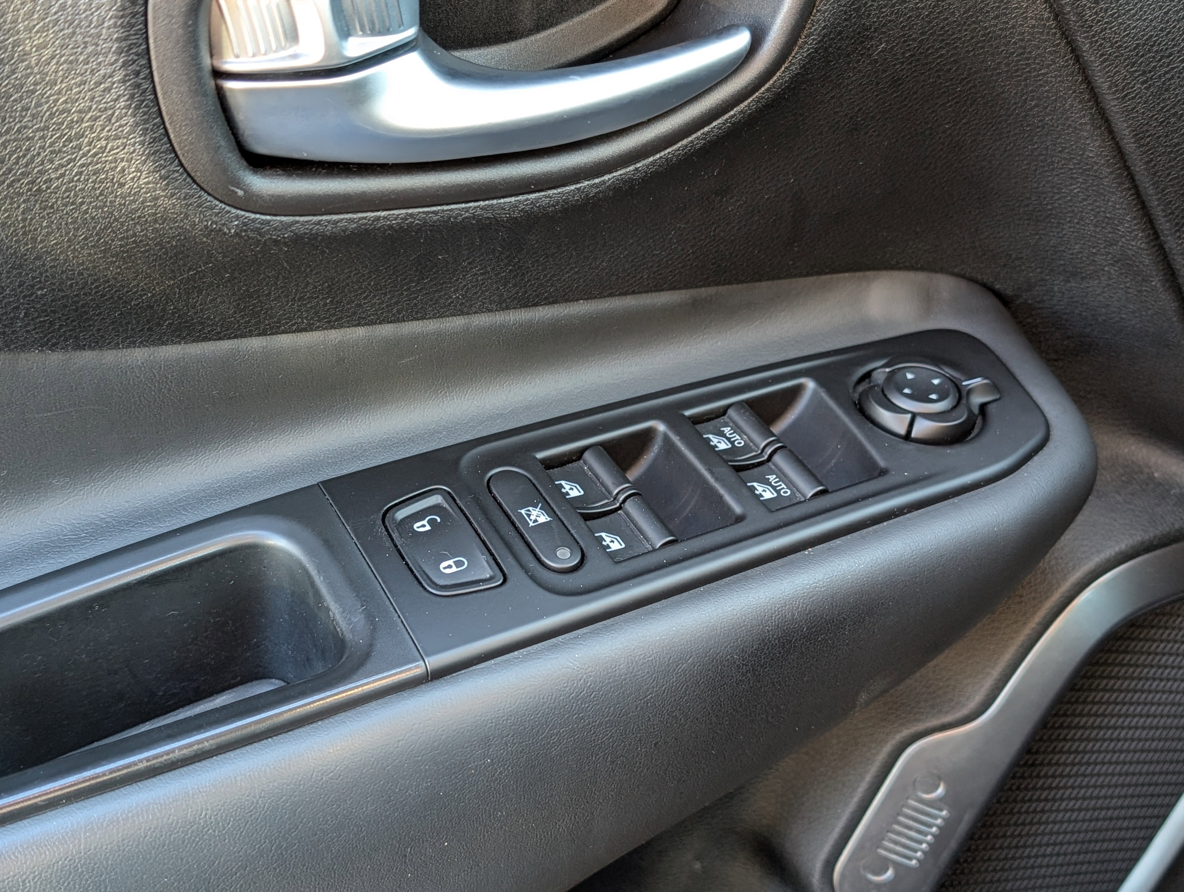 Used 2019 Jeep Renegade Limited w/ UConnect 8.4 Nav Group image 18