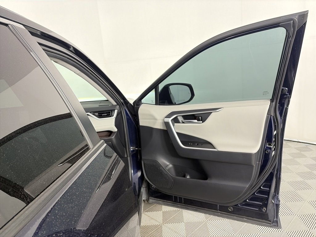 Used 2020 Toyota RAV4 Limited image 30