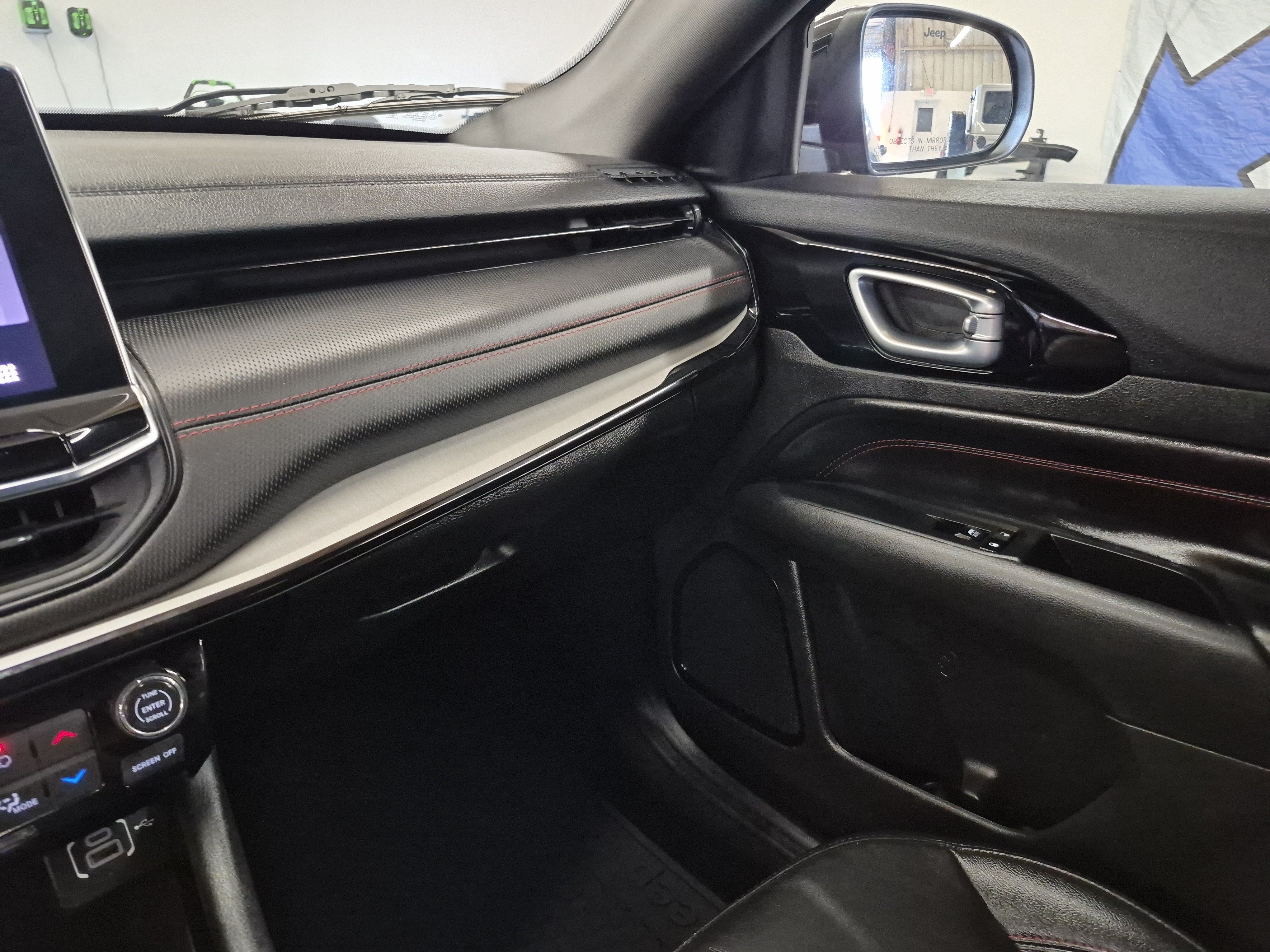 Used 2025 Jeep Compass Trailhawk AWD/4WD image 19