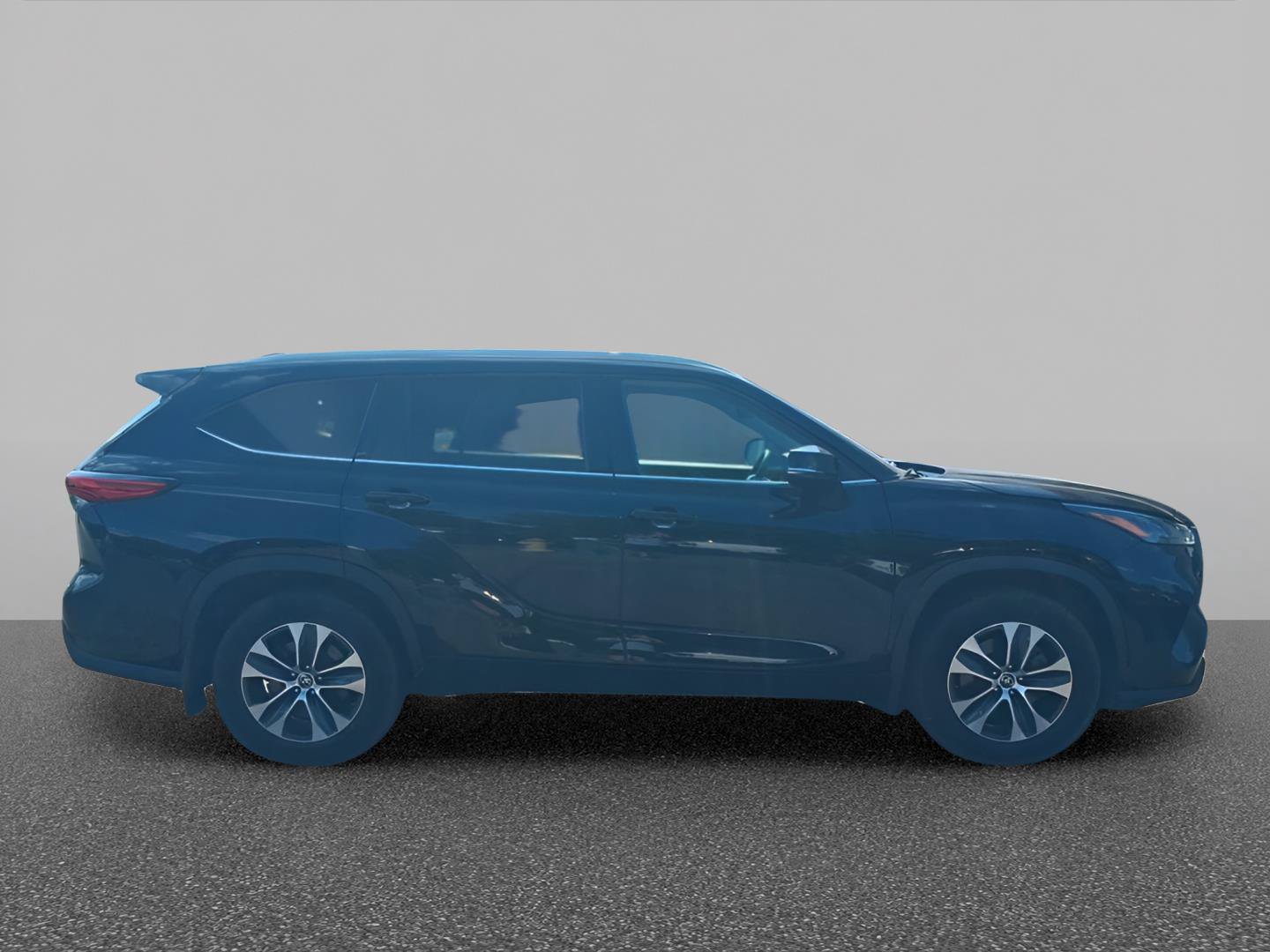 Used 2022 Toyota Highlander XLE FWD image 3