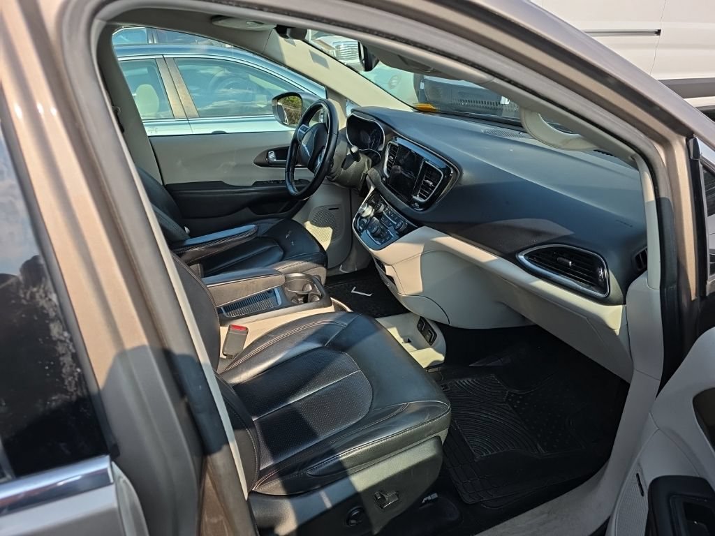 Used 2018 Chrysler Pacifica Touring-L Plus w/ Advanced Safetytec Group FWD image 3