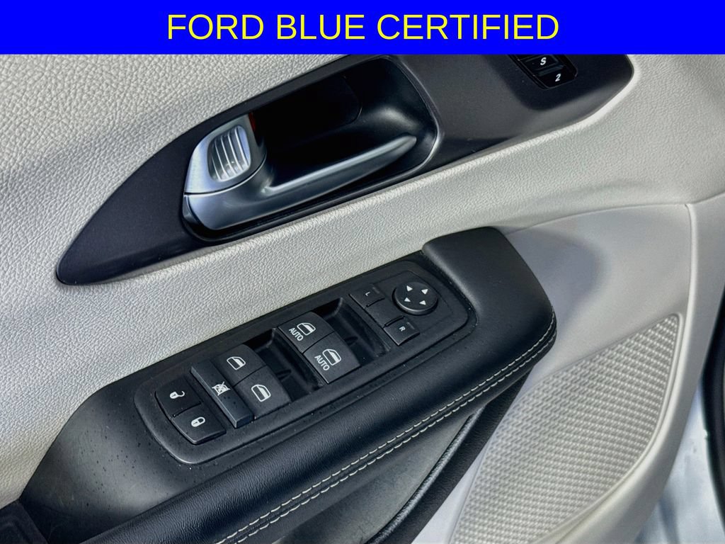 Used 2024 Chrysler Pacifica Touring-L FWD image 20