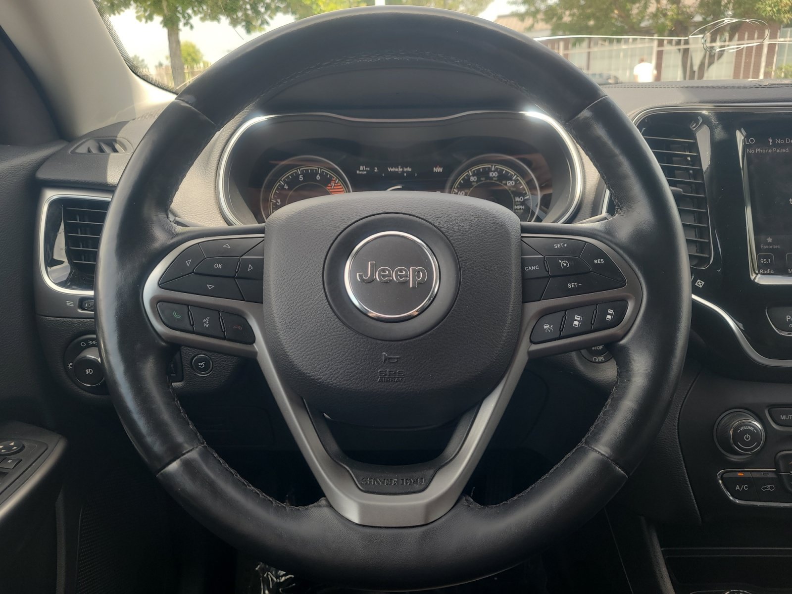 Used 2019 Jeep Cherokee Limited w/ Technology Group AWD/4WD image 9