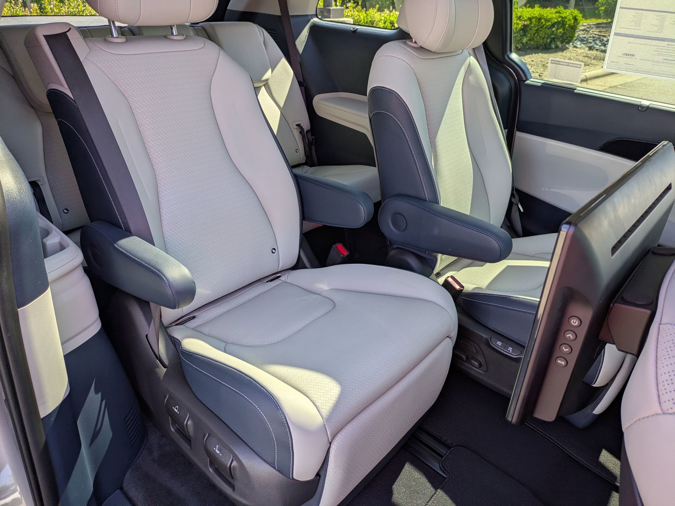 Used 2025 Kia Carnival SX Prestige FWD image 34