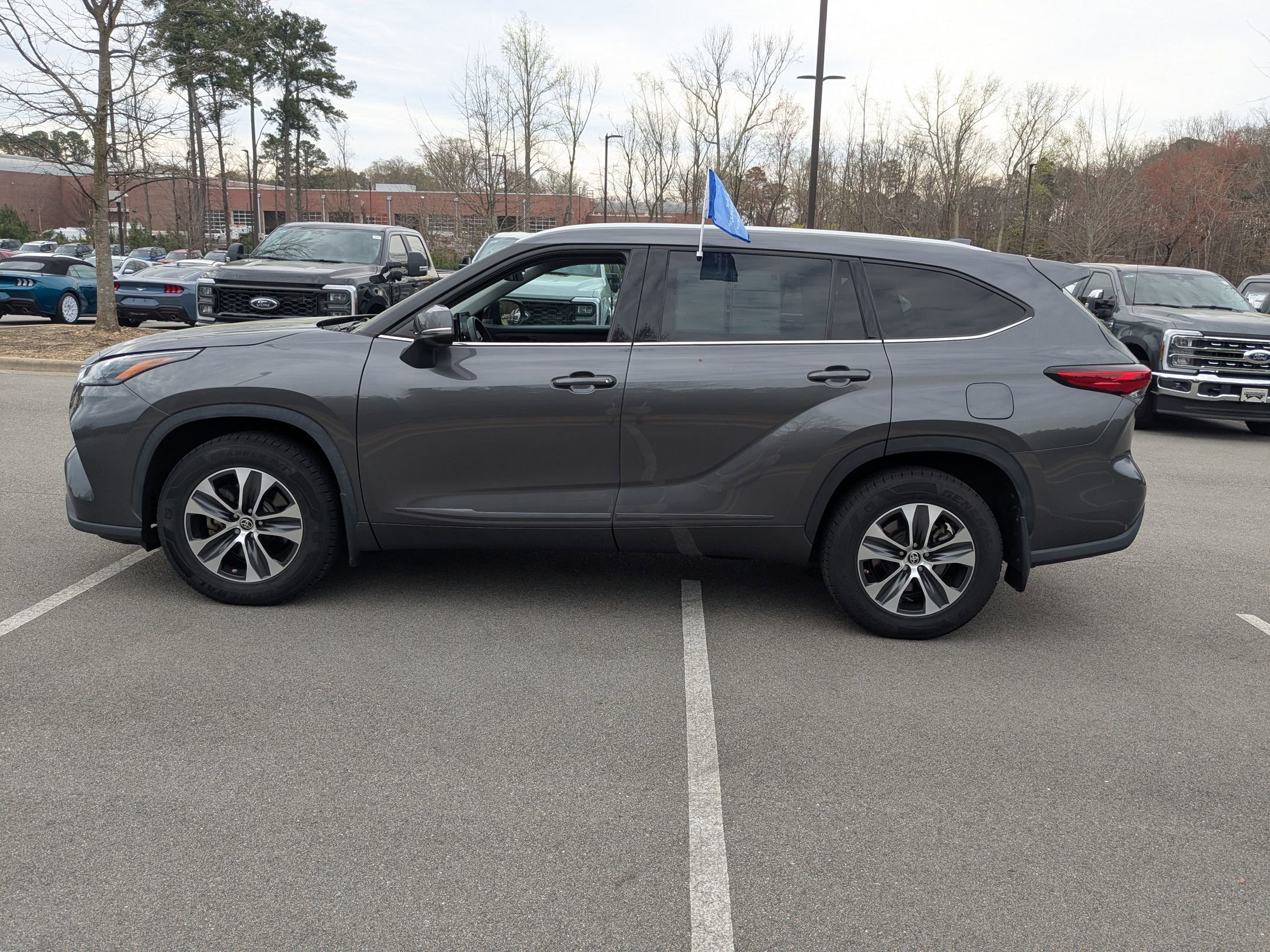 Used 2022 Toyota Highlander XLE image 7