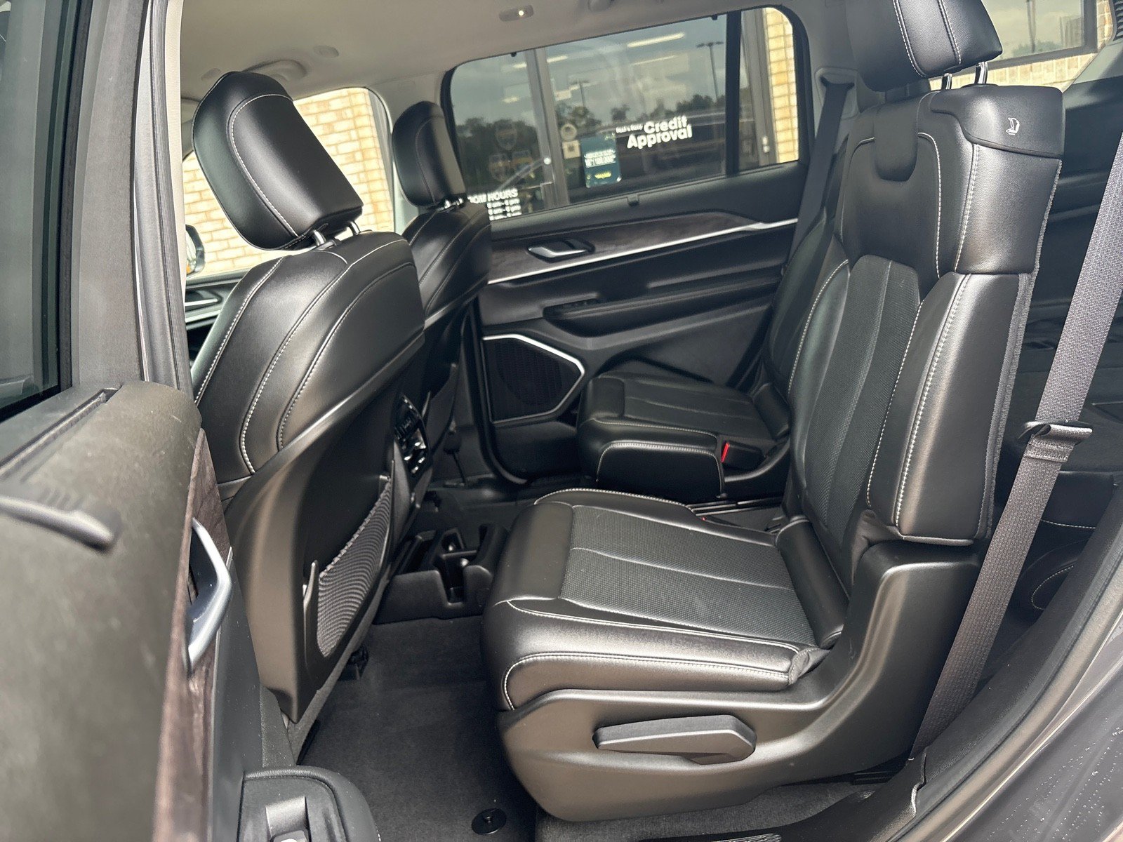 Used 2022 Jeep Grand Cherokee L Limited w/ Luxury Tech Group II AWD/4WD image 4