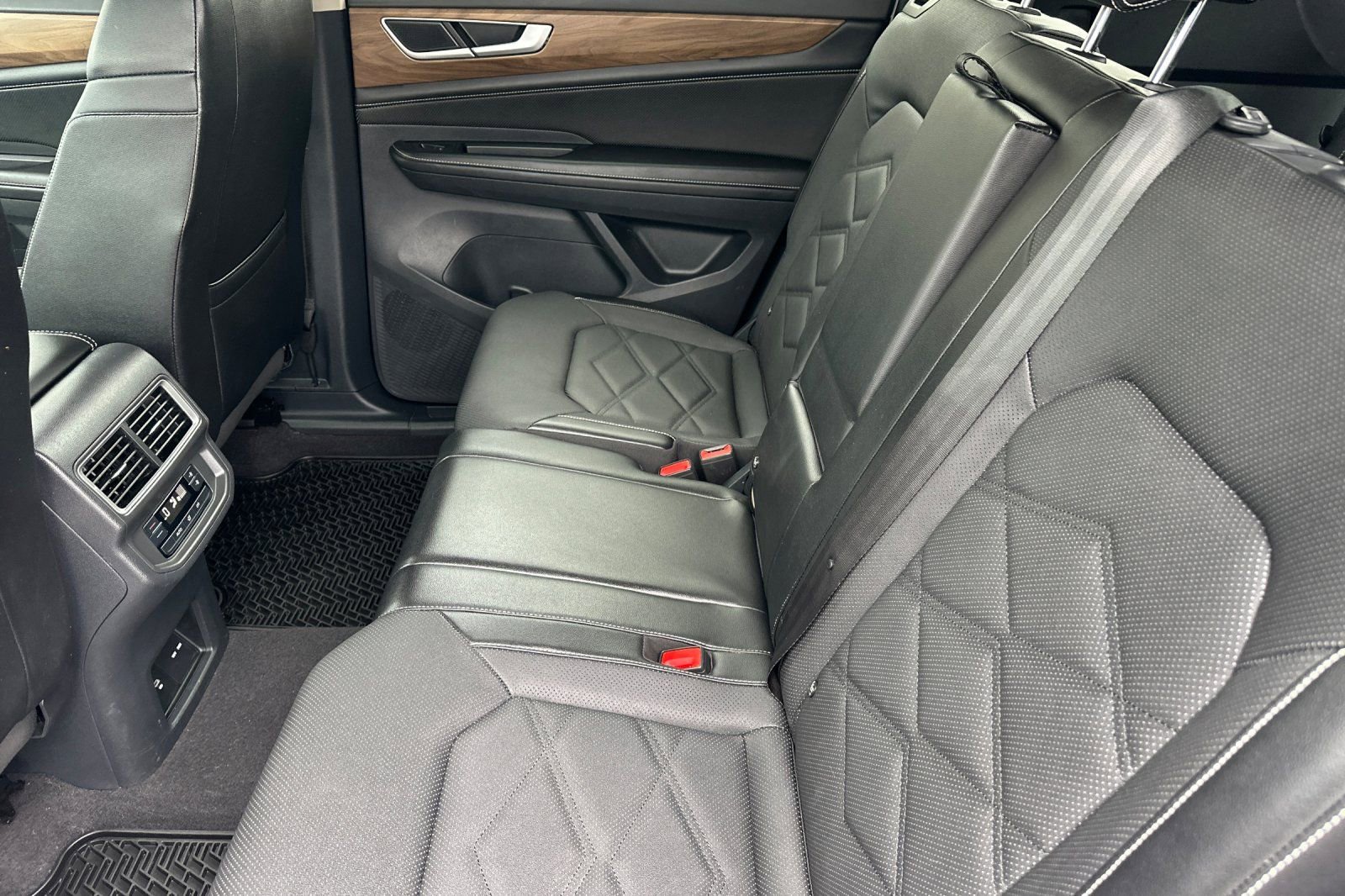 Used 2024 Volkswagen Atlas SE w/ Panoramic Sunroof Package FWD image 11