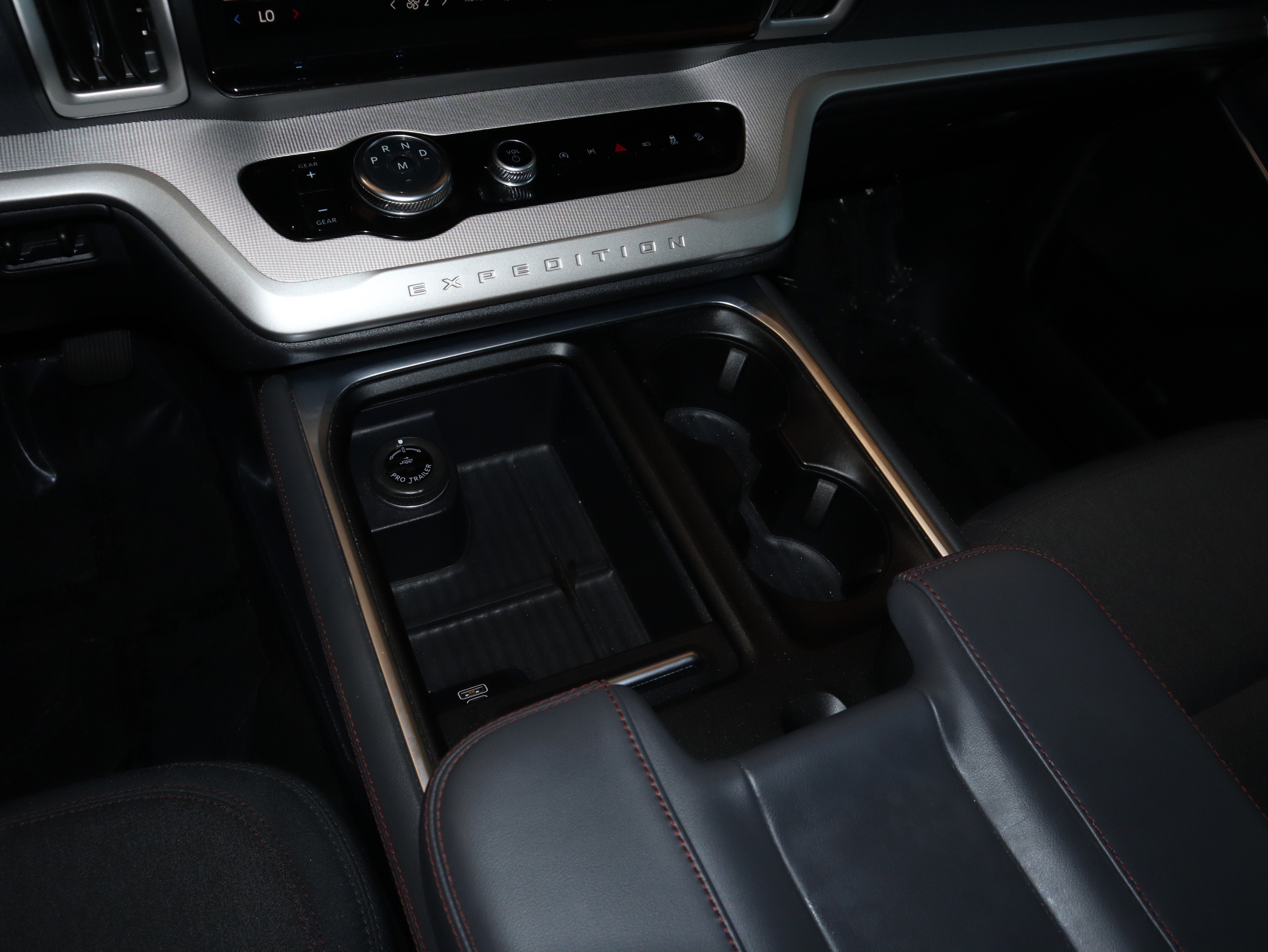 Certified 2025 Ford Expedition Active AWD/4WD image 31