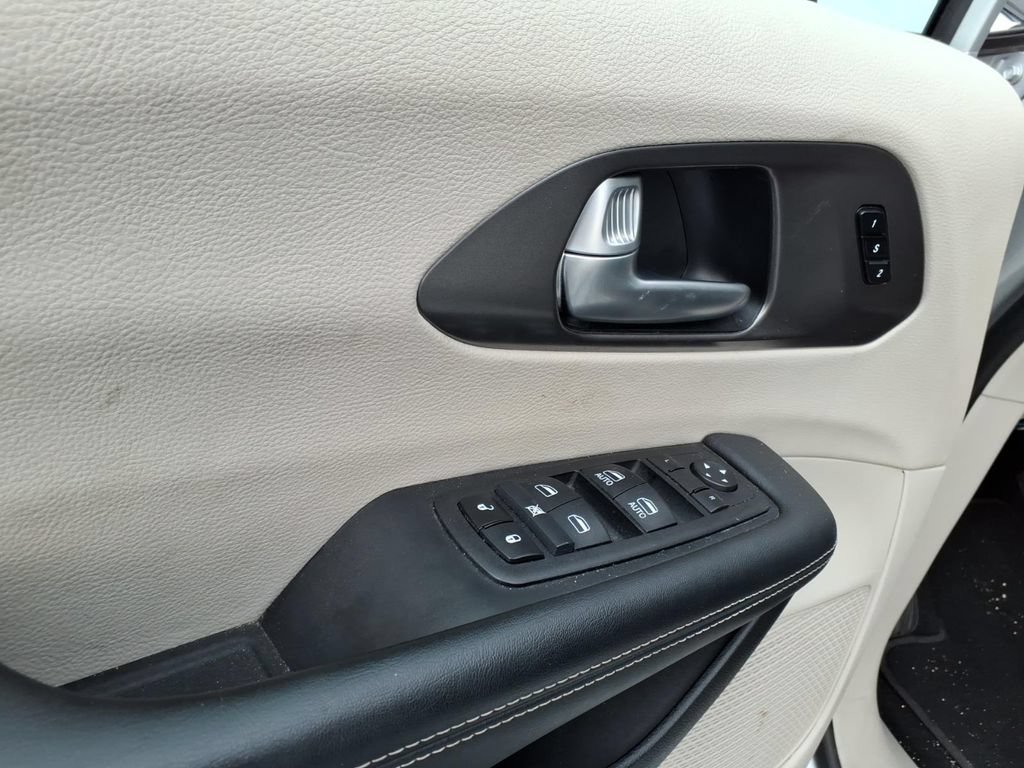 Used 2024 Chrysler Pacifica Touring-L FWD image 16