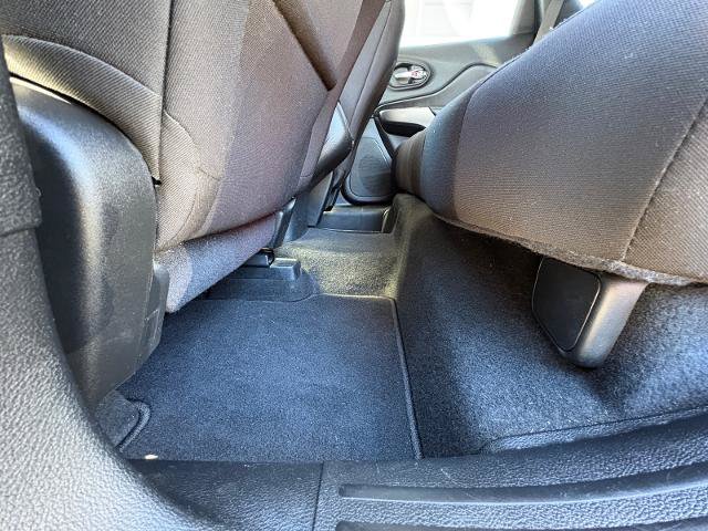 Used 2021 Jeep Cherokee Latitude FWD image 30