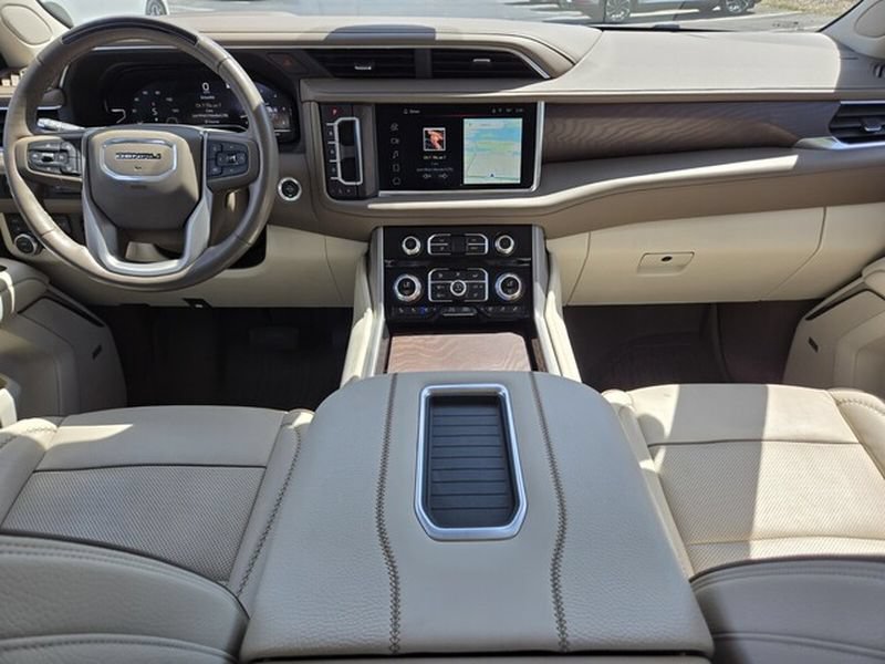 Used 2023 GMC Yukon Denali w/ Advanced Technology Package AWD/4WD image 17