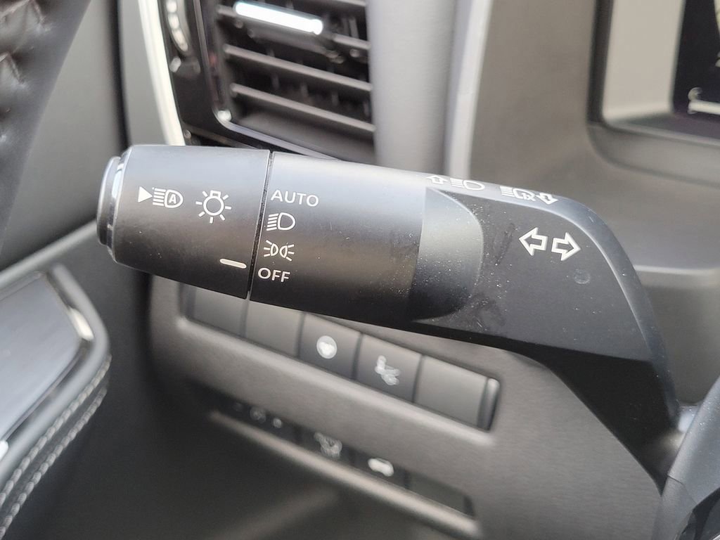 Used 2025 Nissan Rogue SL w/ SL Premium Package image 32