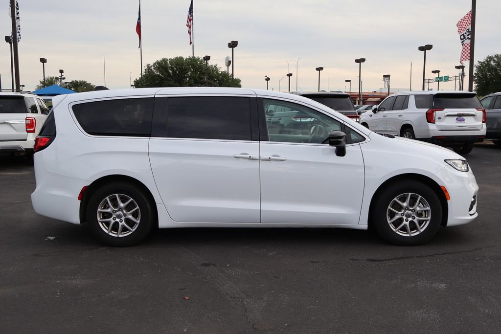 Used 2024 Chrysler Pacifica Touring-L FWD image 13