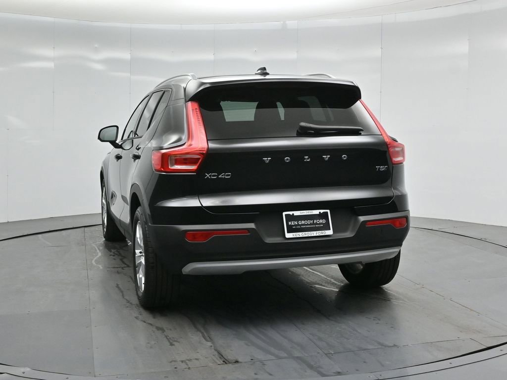 Used 2022 Volvo XC40 T5 Momentum image 25
